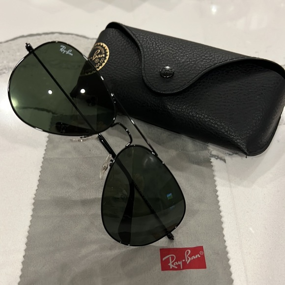 NWOT RAY BAN 3025 Black w/metal frame sunglasses